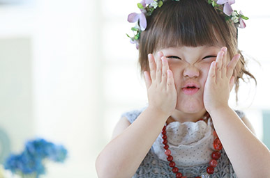 野外の自然でお子様の写真撮影