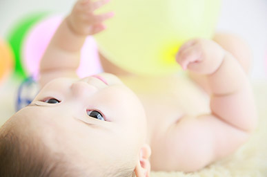 スタジオ内でお子様とご両親の家族写真撮影